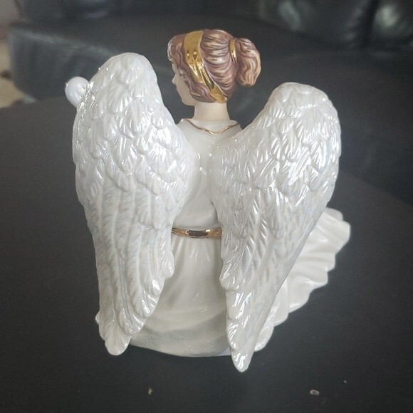 Vintage O'Well Porcelain Angel Figurine Playing a Mandolin - Picture 4 of 9